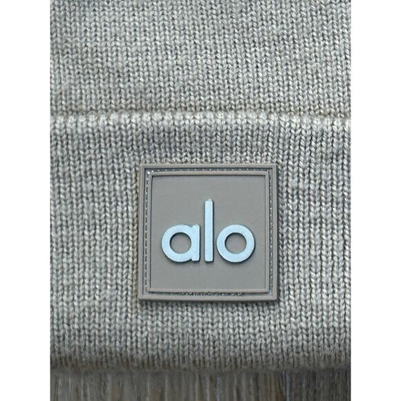 Alo Everyday Beanie in Gravel - Picture 4 of 6